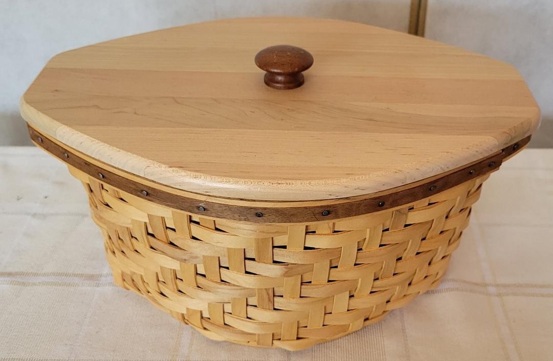 Longaberger Collectors Club Special Weaved Basket - In Perfect Condition Longaberger Collectors Club Special Weaved Basket - In Perfect Condition