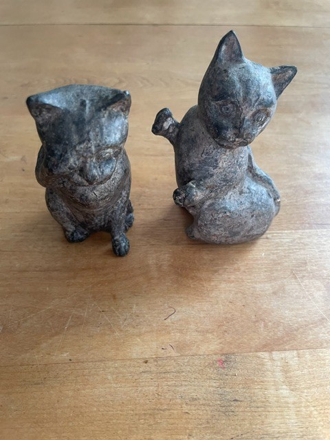 2 Vintage Cast Iron Sitting Cats 4\
