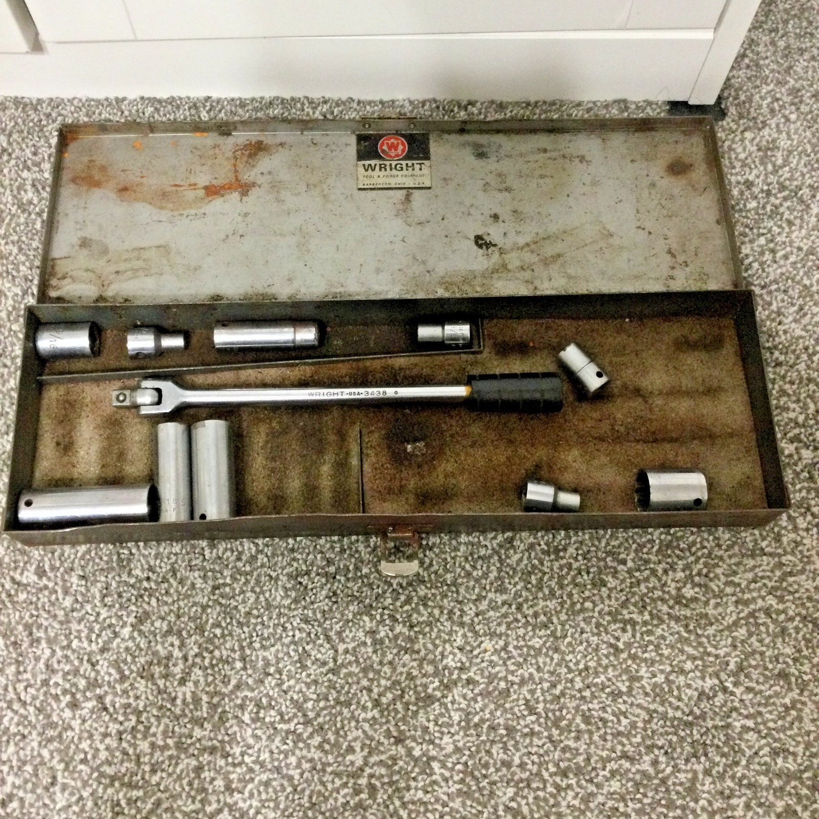 Vintage (Wright Tools) 3/8 drive SAE socket set - 12 pieces including metal case