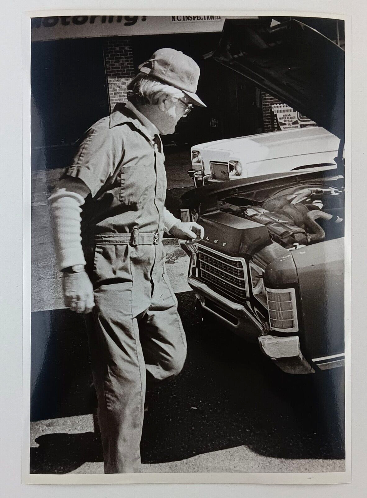 1979 North Carolina Gas Station Attendant Robinson\'s Station Vintage Press Photo