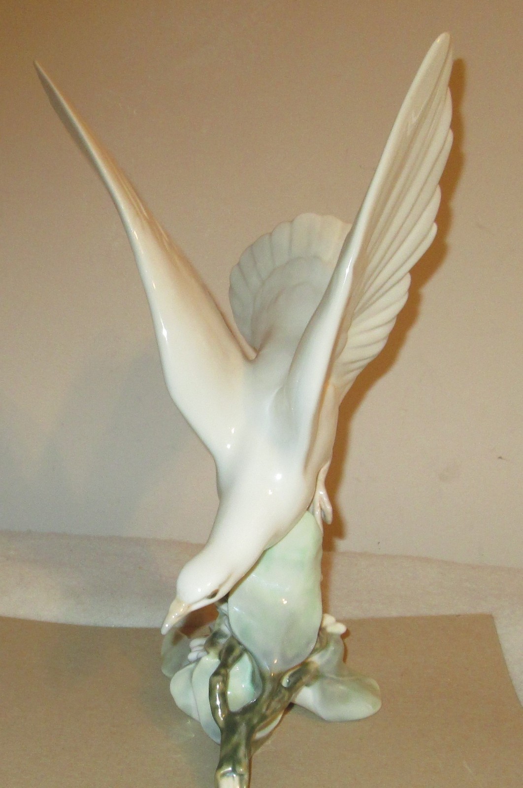 1970s Lladro Turtle Dove Sculpture #4550 by Fulgencio Garcia Retired