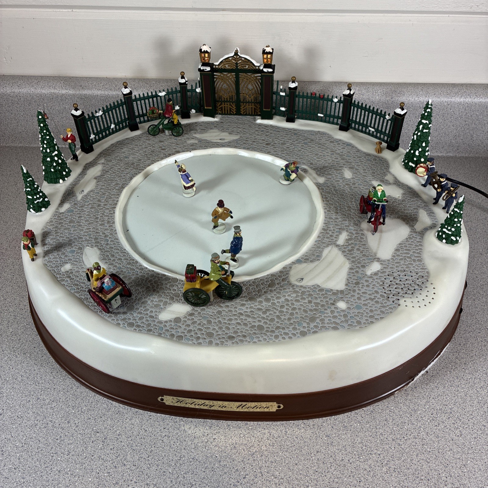 Mr. Christmas Holiday In Motion 1996 Musical Animated Victorian Skating Pond Box Mr. Christmas Holiday In Motion 1996 Musical Animated Victorian Skating Pond Box