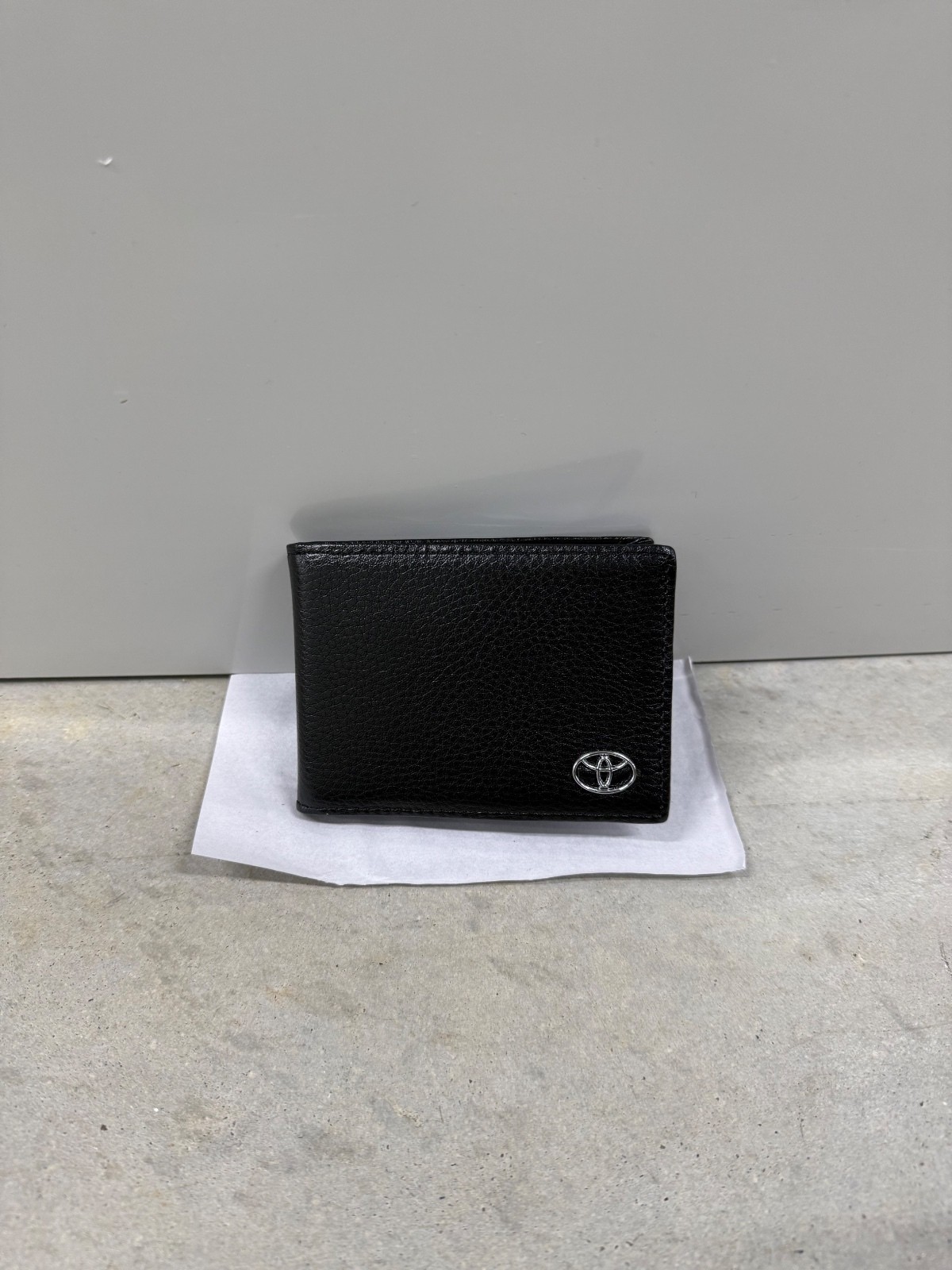 Toyota Black Pebbled Leather Men\'s Bifold Wallet With Emblem Logo brand new