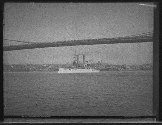 Photo:U.S.S. Iowa passing under Brooklyn Bridge