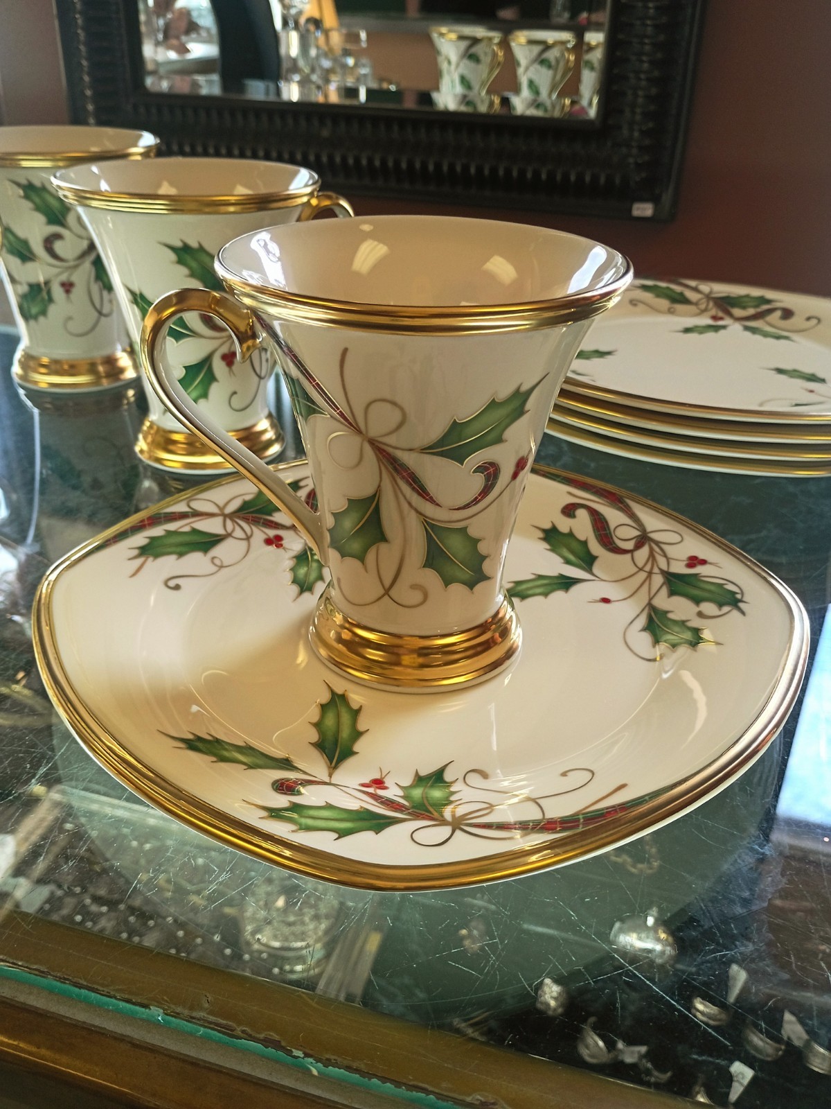 Lenox HOLIDAY NOUVEAU Tall Mug/Cup 24k Gold Accent Cups & Plates Service For 6 Lenox HOLIDAY NOUVEAU Tall Mug/Cup 24k Gold Accent Cups & Plates Service For 6