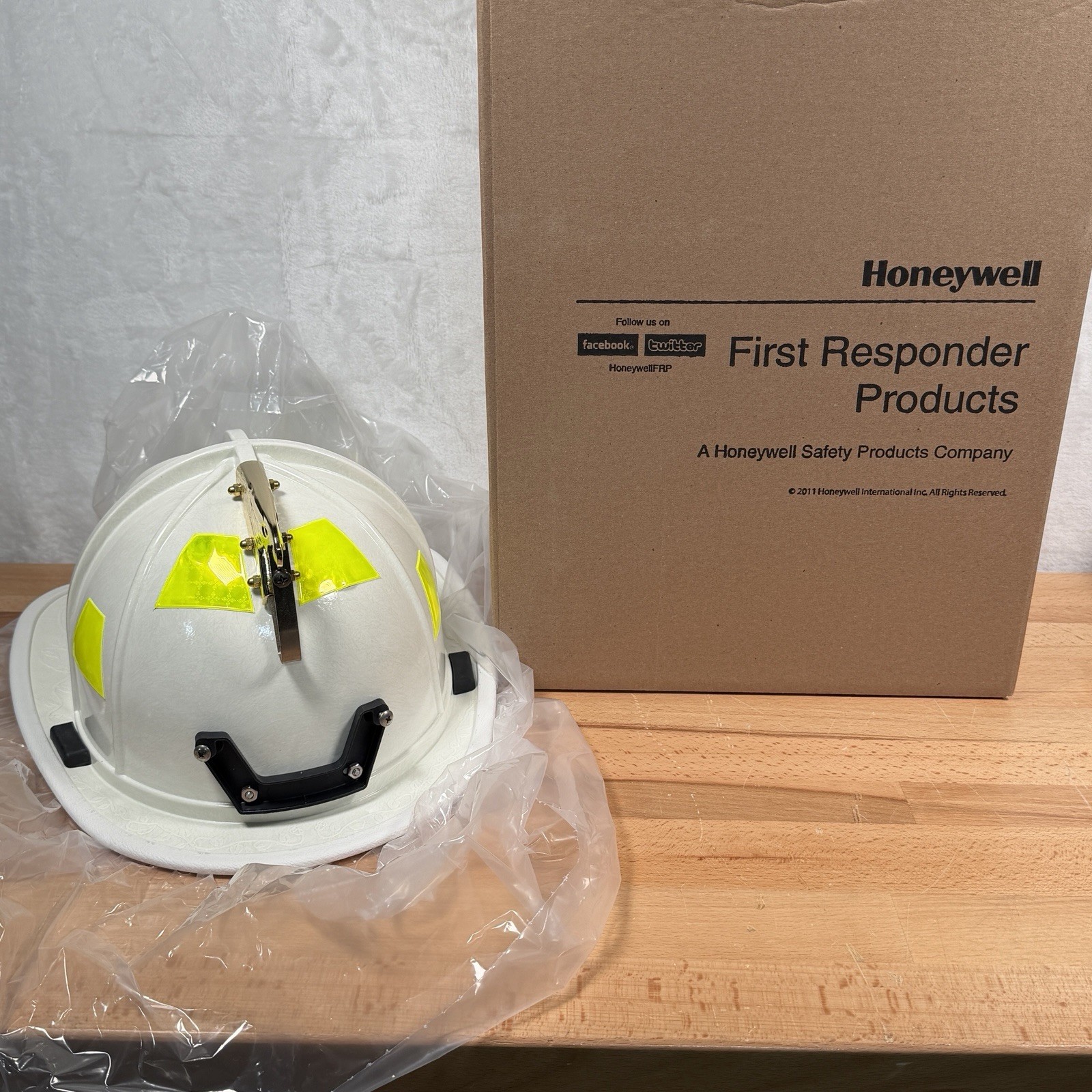 Honeywell Morning Pride Ben 2 Fire Fighter Helmet White w/ Eagle & Box - *NEW* Honeywell Morning Pride Ben 2 Fire Fighter Helmet White w/ Eagle & Box - *NEW*