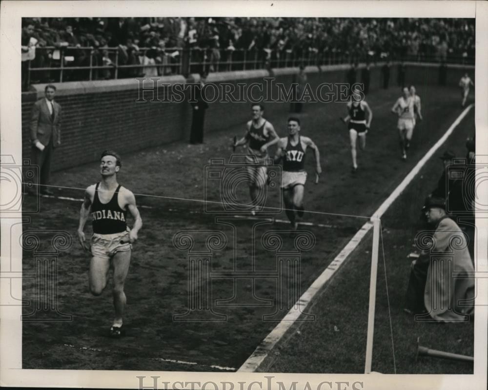 1941 Press Photo Roy Cochran wins mile at Penn Relays vs Leslie MacMitchell
