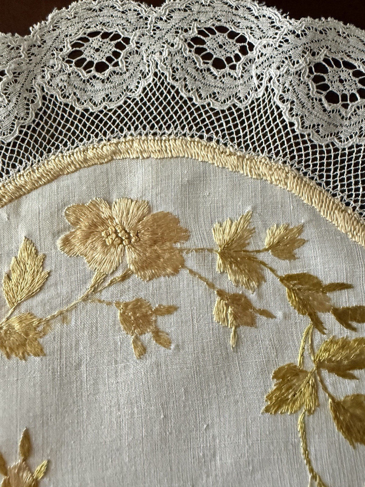 Exquisite Antique Royal Silk Society Hand Emb Roses 9” Doily & w/Lace Trim