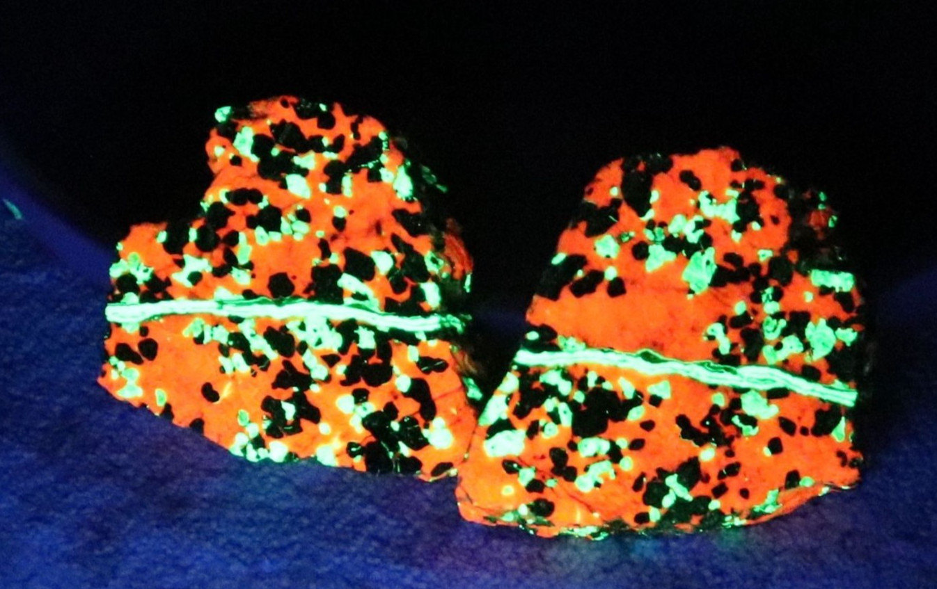 Cut into slab / Willemite (green)/Calcite( Orange) and Franklinite