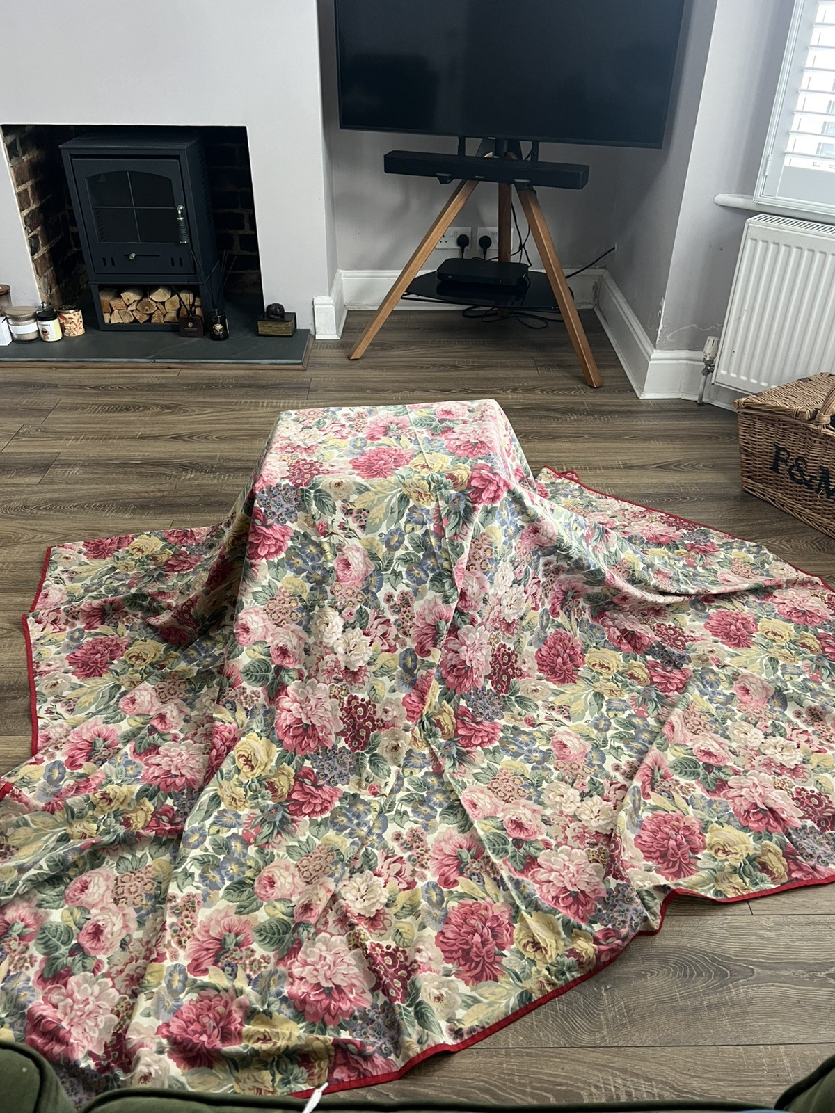 Stunning Sanderson extra Large Vintage Peony & Roses Table cloth 84in x 67in