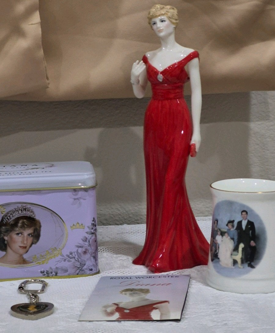 Princess Diana Illustrated 1997 English Breakfast Tea Tin Collectible Lot