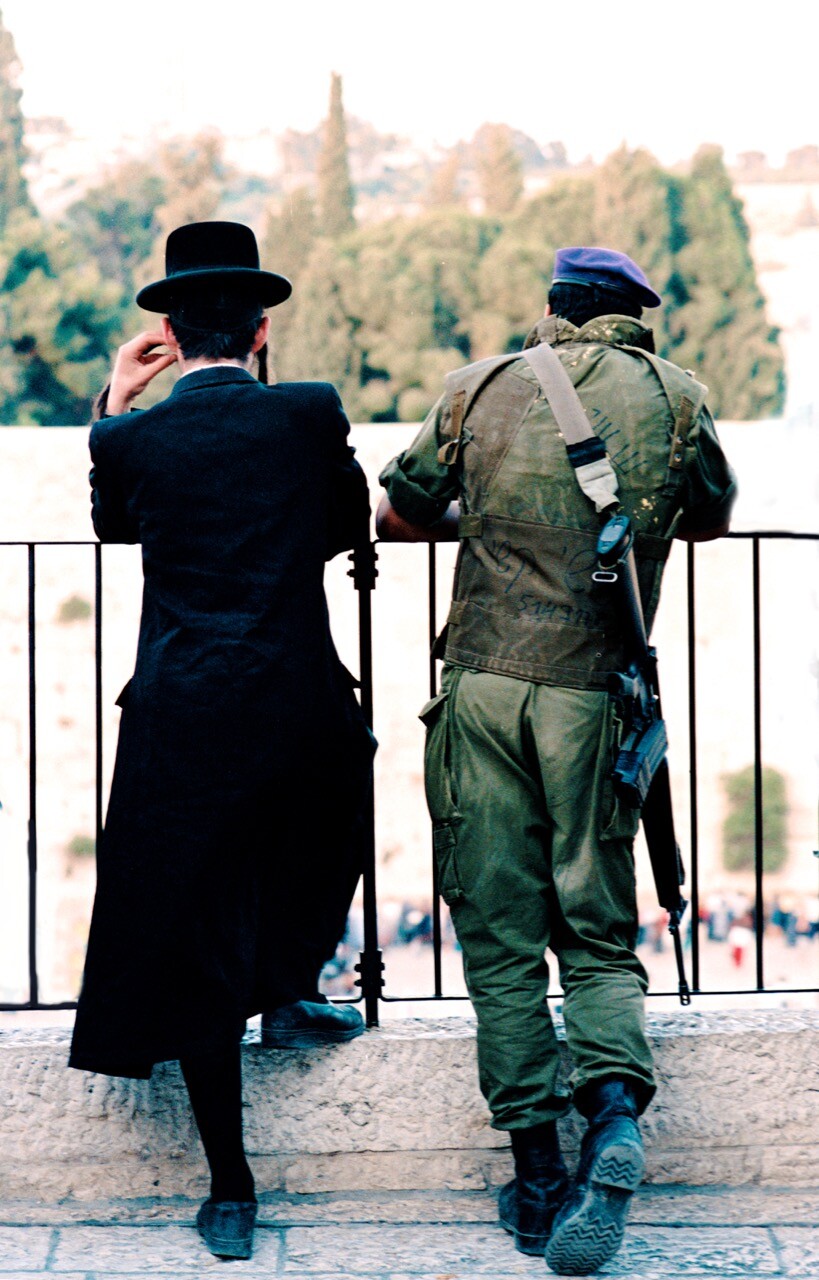 A set of 15 collectible note cards of scenes from Israel