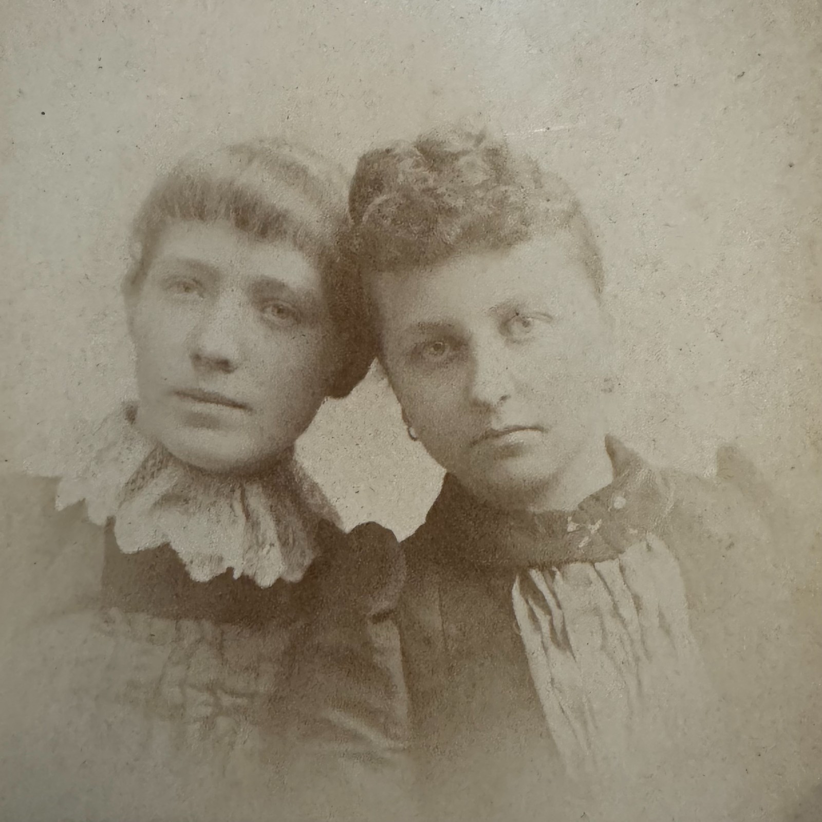 c.1890s Bellefontaine Ohio Besaw Sisters Girls Portrait Cabinet Card Fancy Back