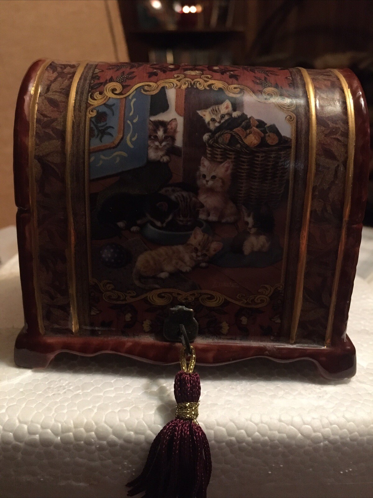 Ardleigh Elliot 2002 Vintage Porcelain Music Box Cozy Commons A0298