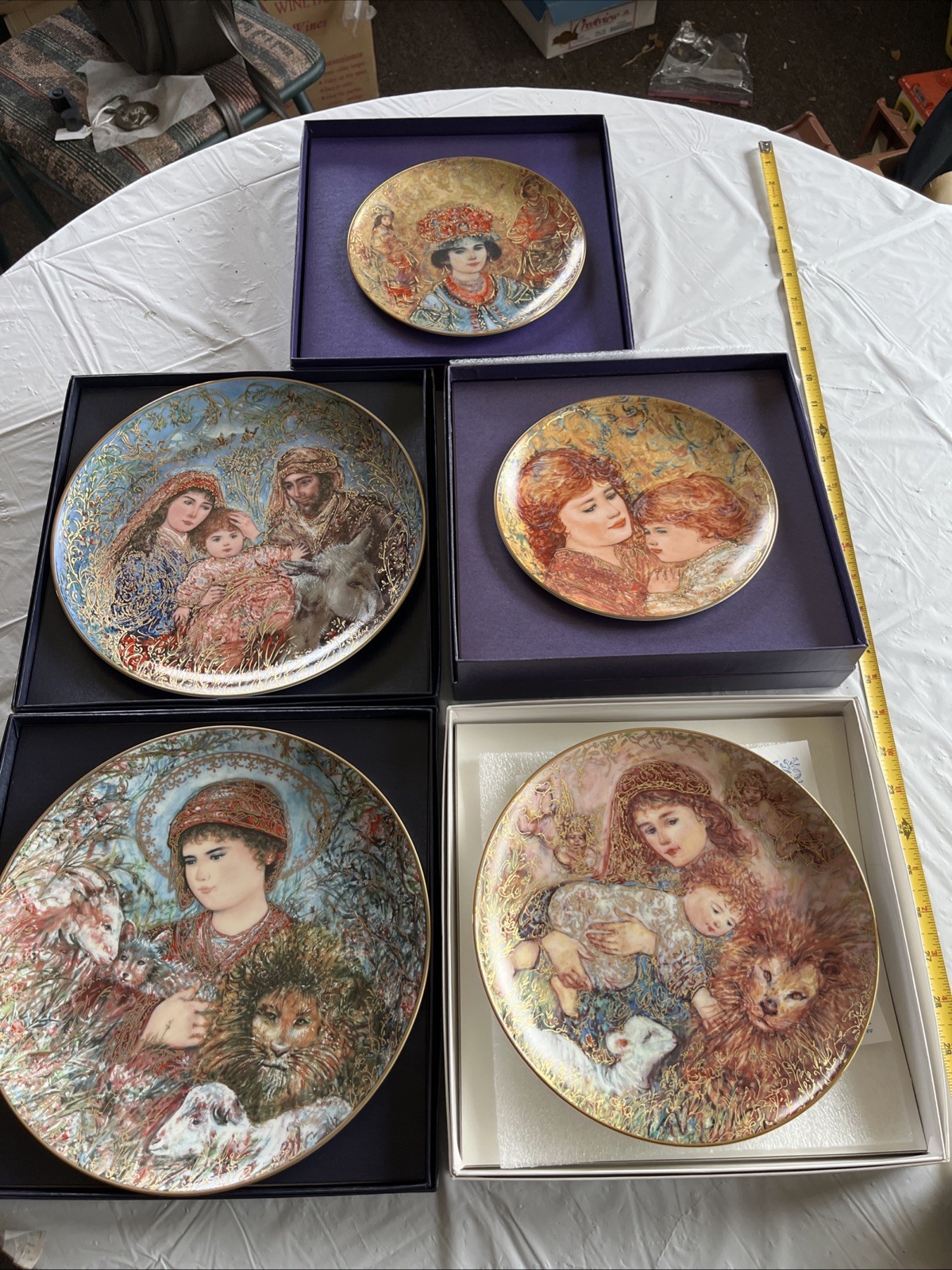 Stunning Collection Edna Hibel Plates See Photos Red Description