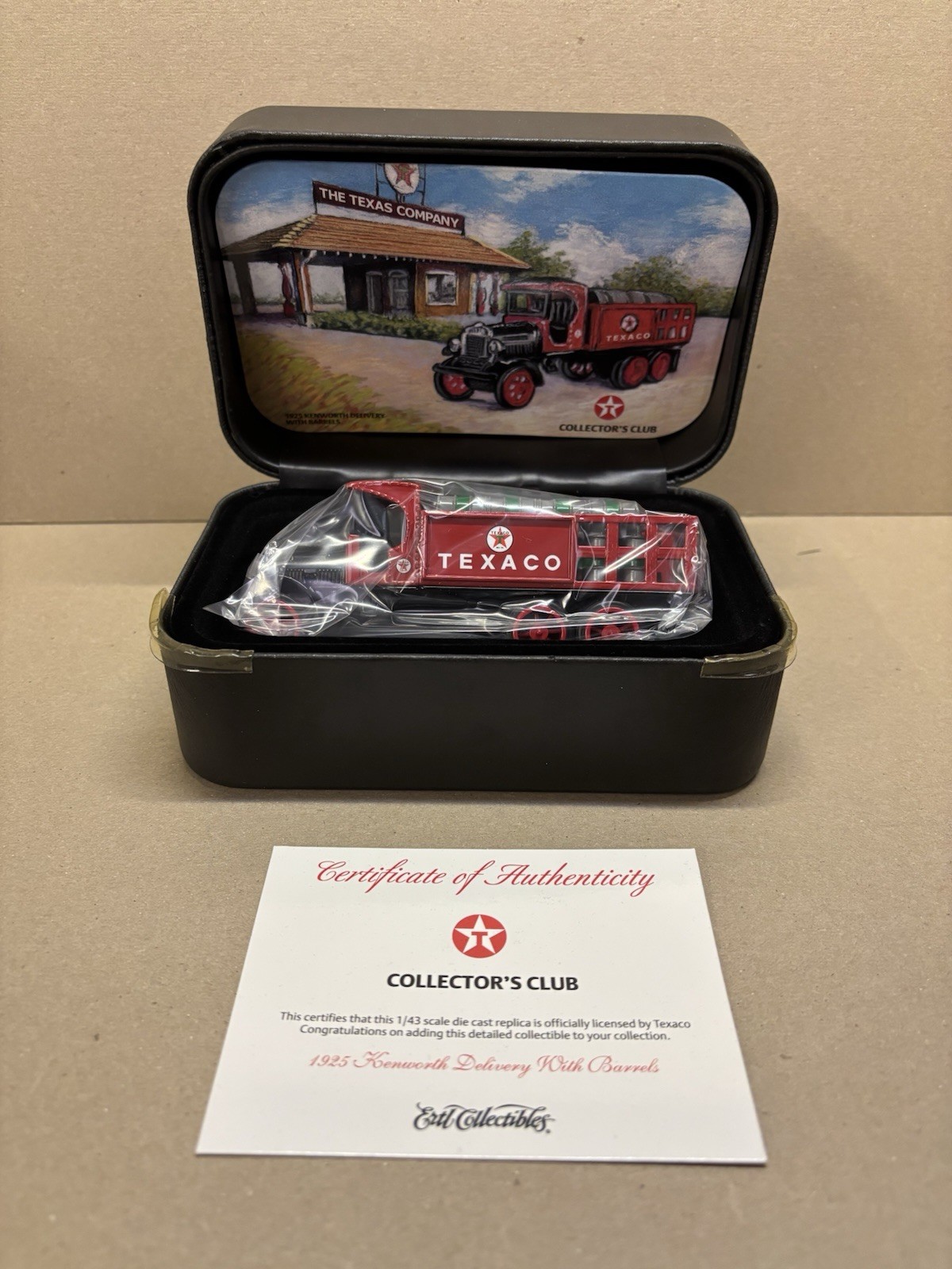 ERTL TEXACO COLLECTOR\'S CLUB 1925 Kenworth Delivery With Barrels 1/43