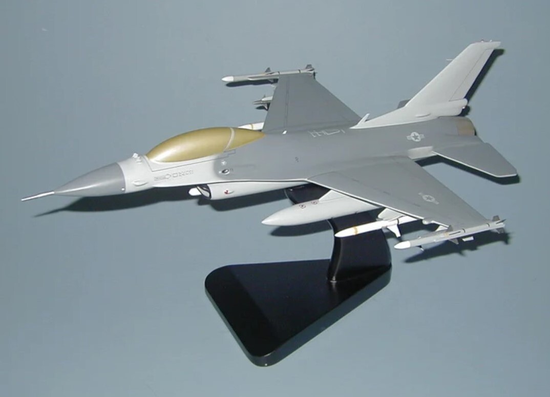 USAF General Dymanics F-16CJ Wild Weasel Desk Top Display 1/35 Model SC Airplane