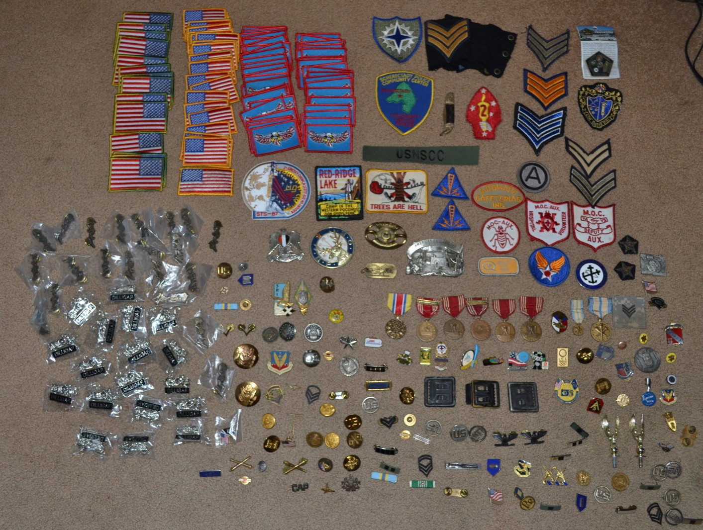 HUGE LOT OF HUNDREDS OF VINTAGE US FLAGS, MILITARY PINS, MEDALS & MORE HUGE LOT OF HUNDREDS OF VINTAGE US FLAGS, MILITARY PINS, MEDALS & MORE