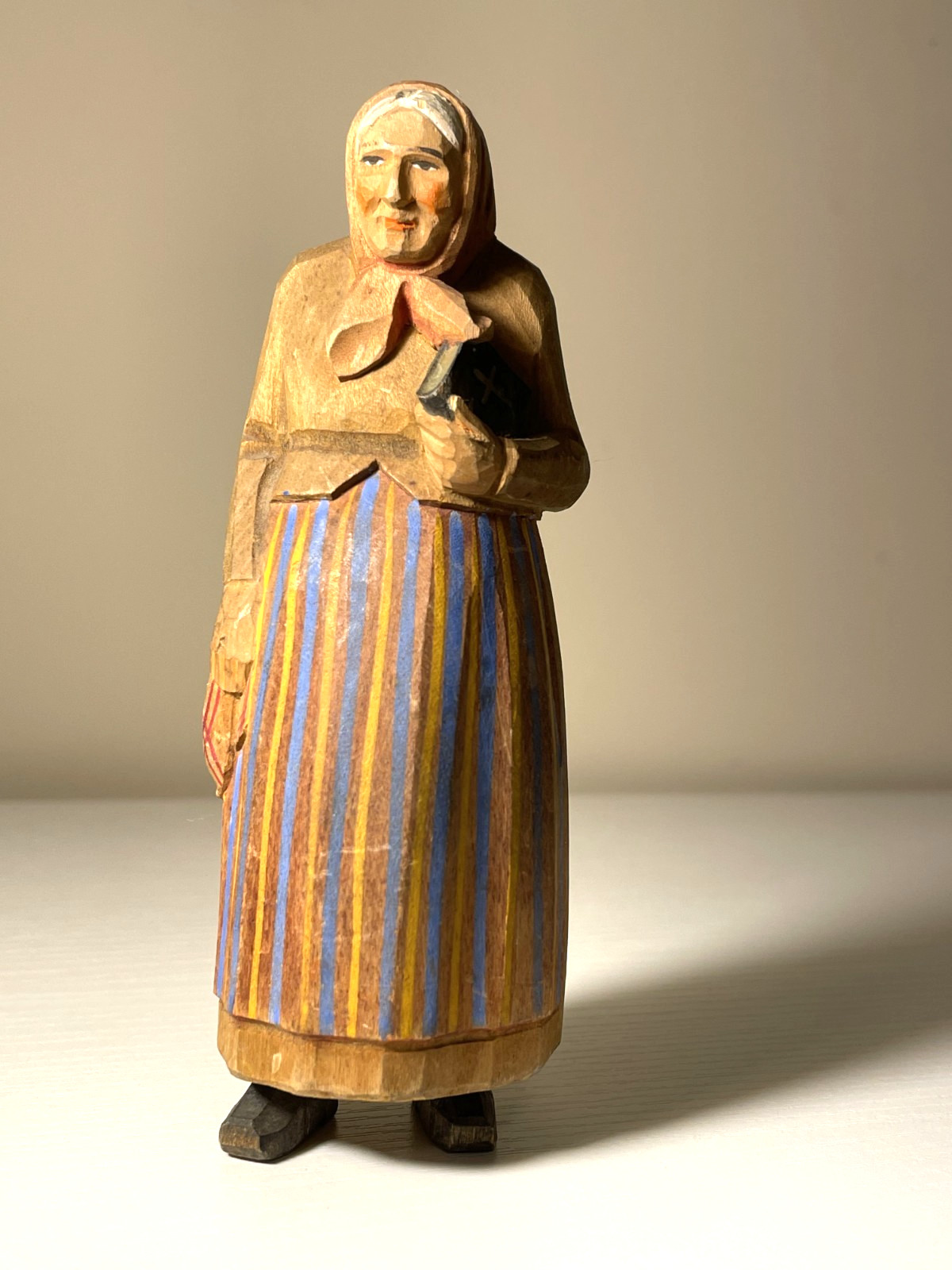 Vintage SWISS Huggler Wyss OLD PEASANT WOMAN WOOD CARVING w/Bible 5.5 