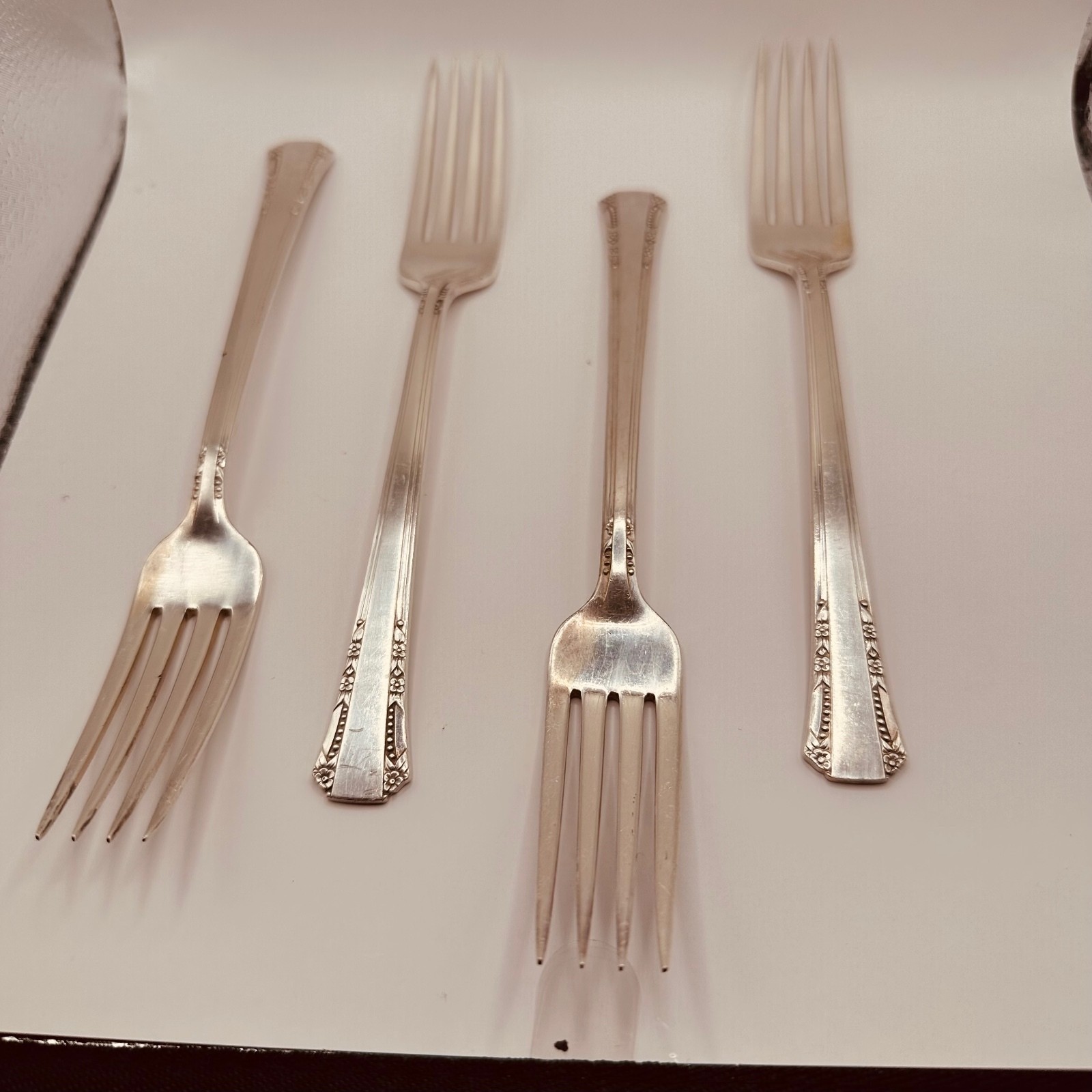 Oneida Silverplate Dinner Forks Set of 4 with Ornate Floral Pattern Oneida Silverplate Dinner Forks Set of 4 with Ornate Floral Pattern