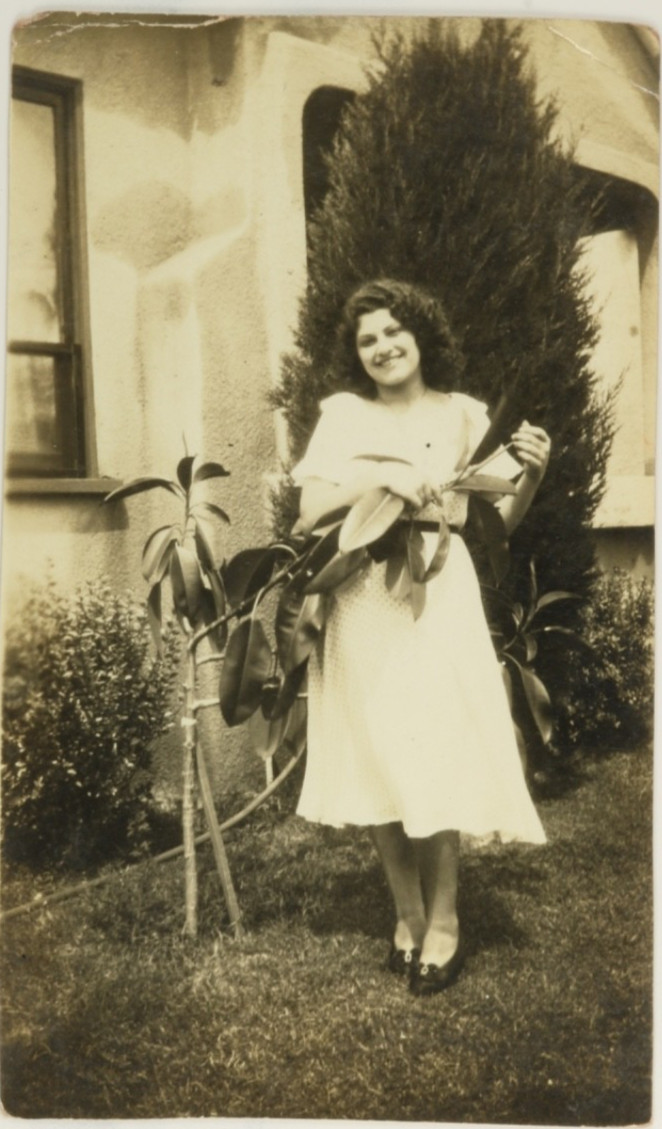 FOUND PHOTO - Pretty Young Woman in the Yard 1920s - 30\'s era FOUND PHOTO - Pretty Young Woman in the Yard 1920s - 30\'s era