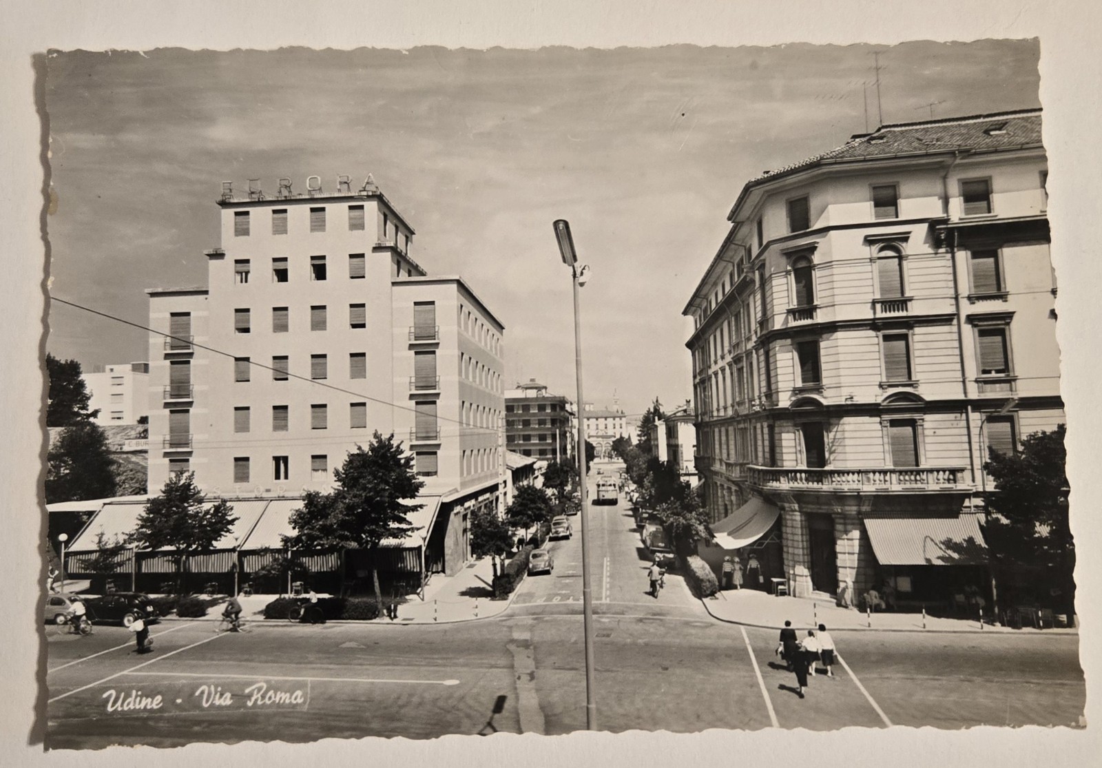 Italy Udine Via Roma Street vintage Unused postcard 6x4 M2
