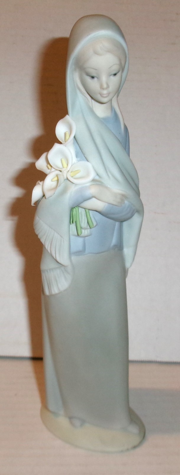 Vintage LLADRO Blessed Mother Virgin Mary Holding Cala Lilies 9\