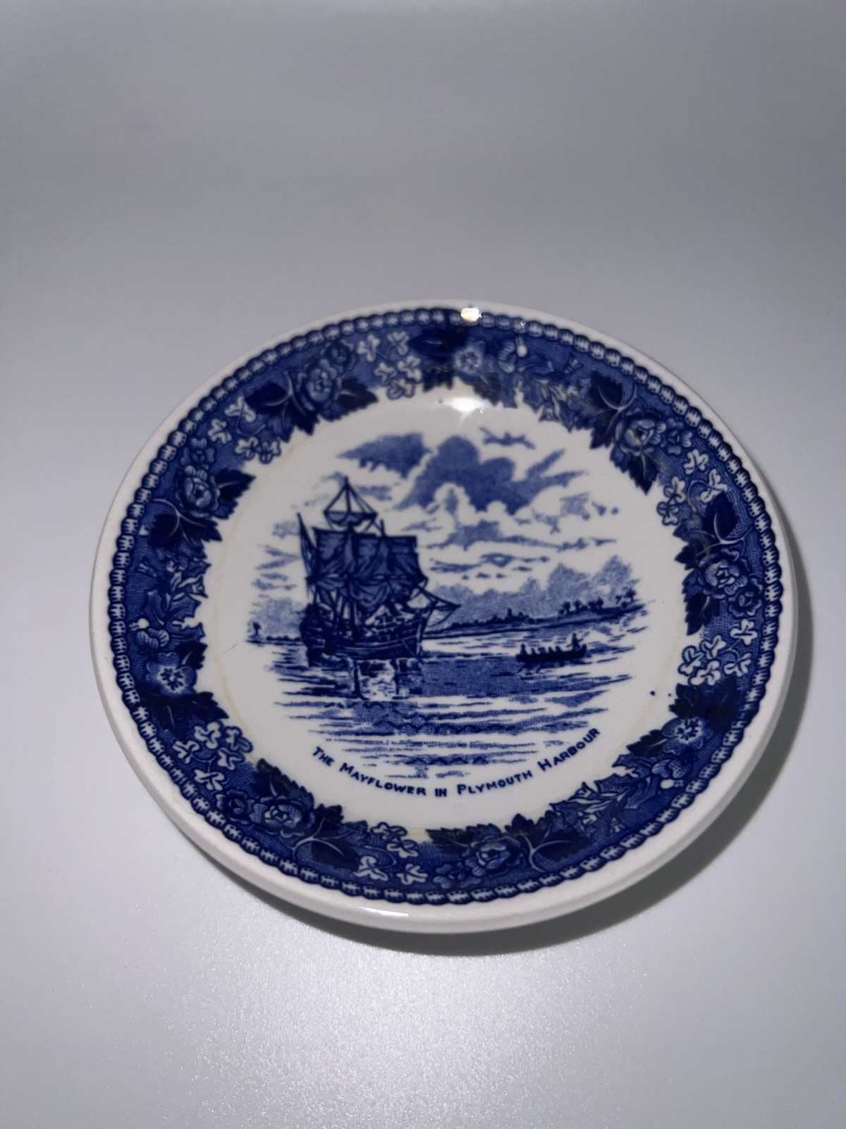 The Mayflower in Plymouth Harbour souvenir plate Jon Roth England The Mayflower in Plymouth Harbour souvenir plate Jon Roth England