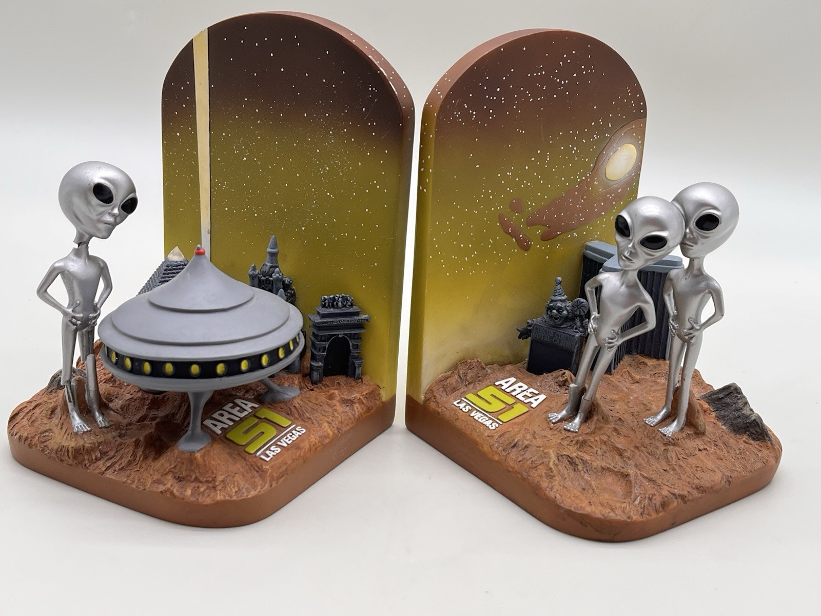 Rare  AREA 51 LAS VEGAS UFO ALIEN SPACE SHIP FLYING SAUCER MARS BOOKENDS Pair
