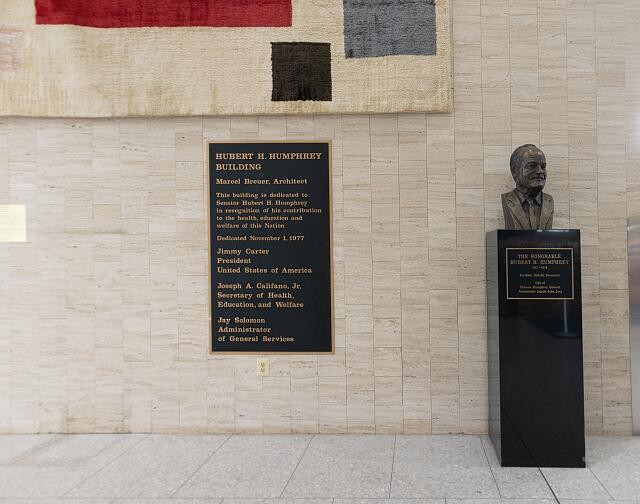 Photo:Hubert H Humphrey Building lobby dedication plaque bust 1970s