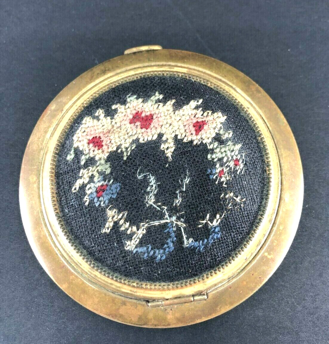 1940s-50s Petit Point NEEDLEWORK Lid BRASS Powder COMPACT Made in USA Marked