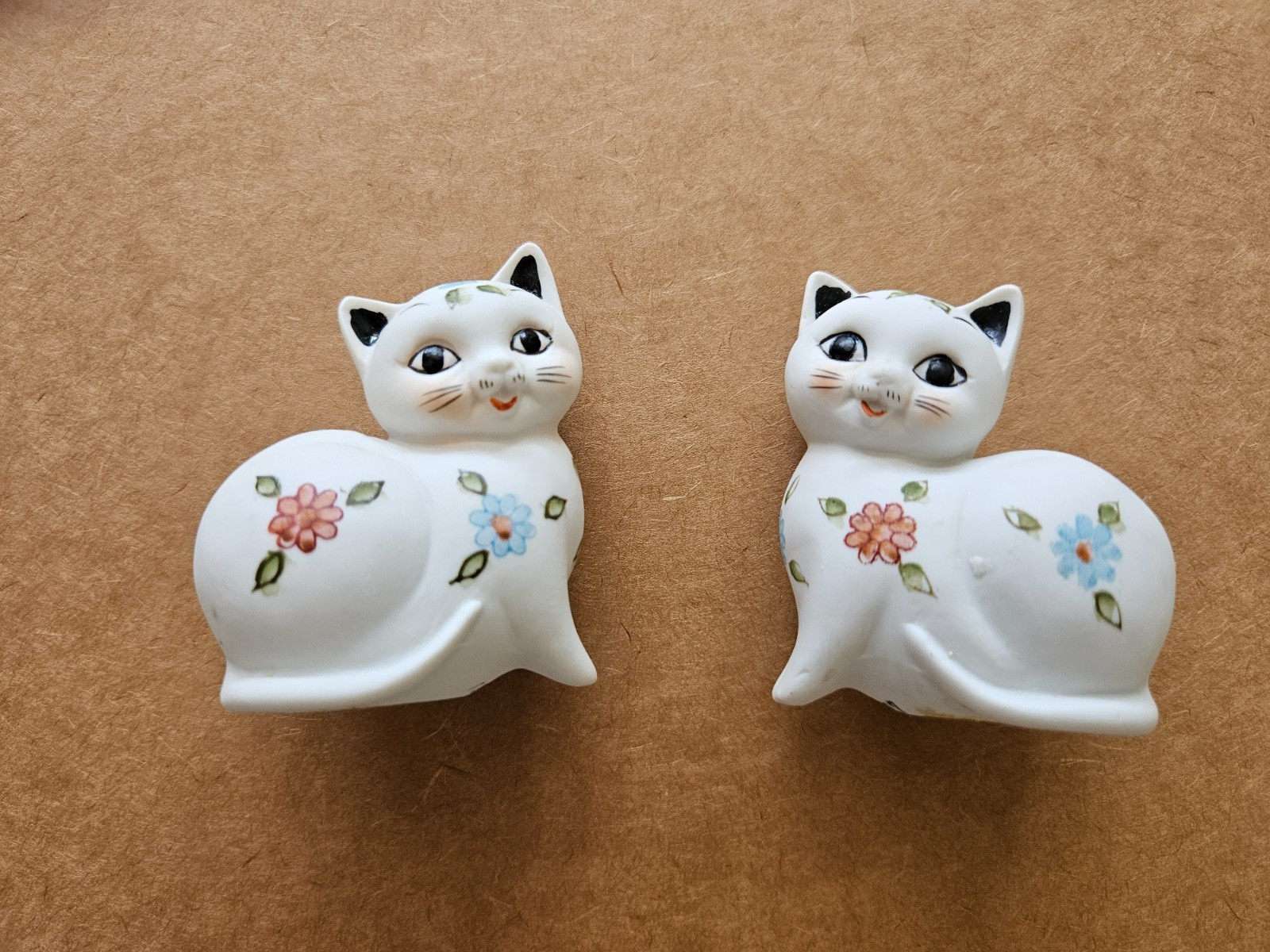 VINTAGE LEFTON #1277 WHITE FLORAL CAT CERAMIC SALT & PEPPERS SHAKERS VINTAGE LEFTON #1277 WHITE FLORAL CAT CERAMIC SALT & PEPPERS SHAKERS
