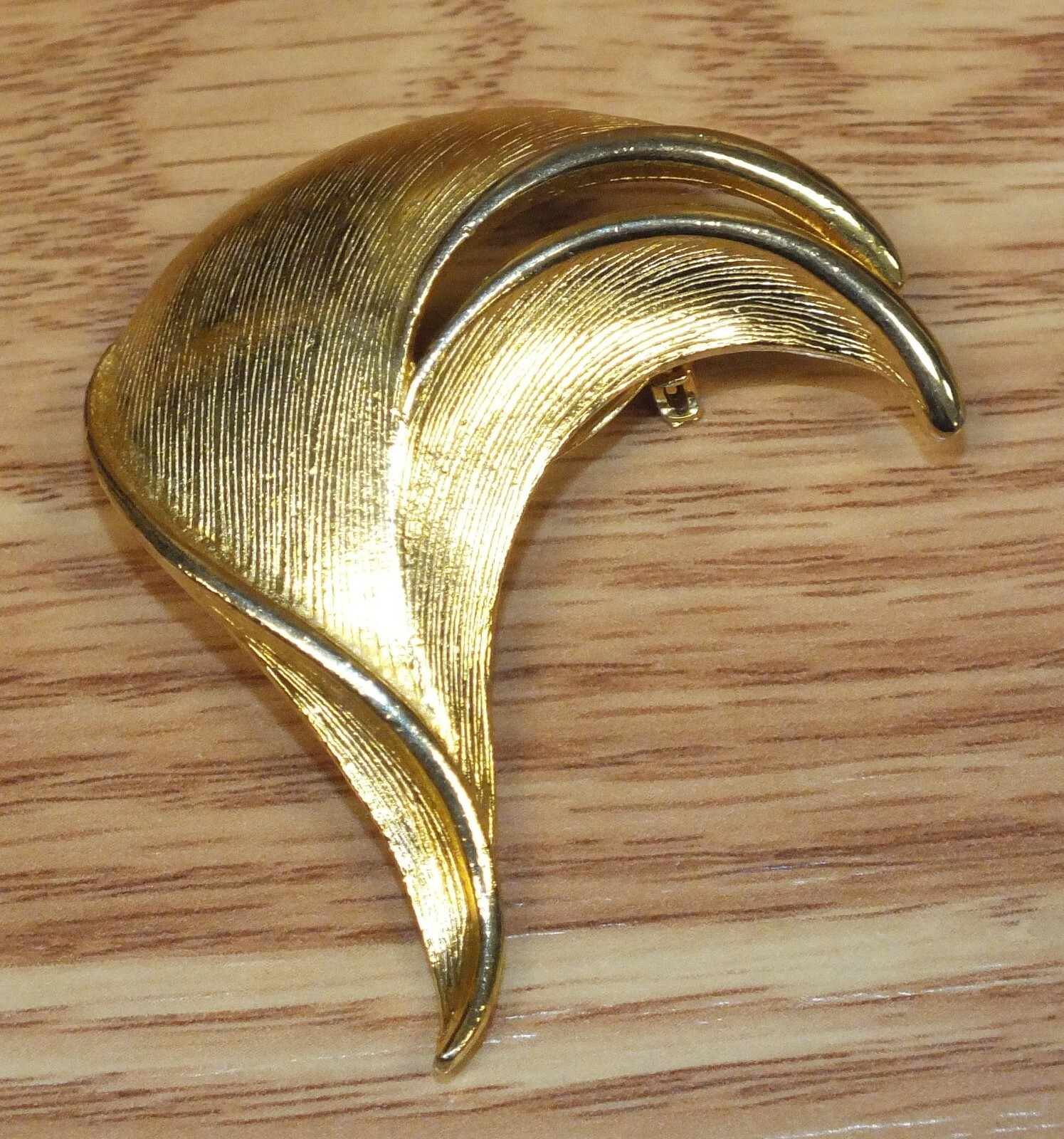 Gold Tone Swirly Leaf Style Women\'s Collectible Faux Fashion Brooch Pin