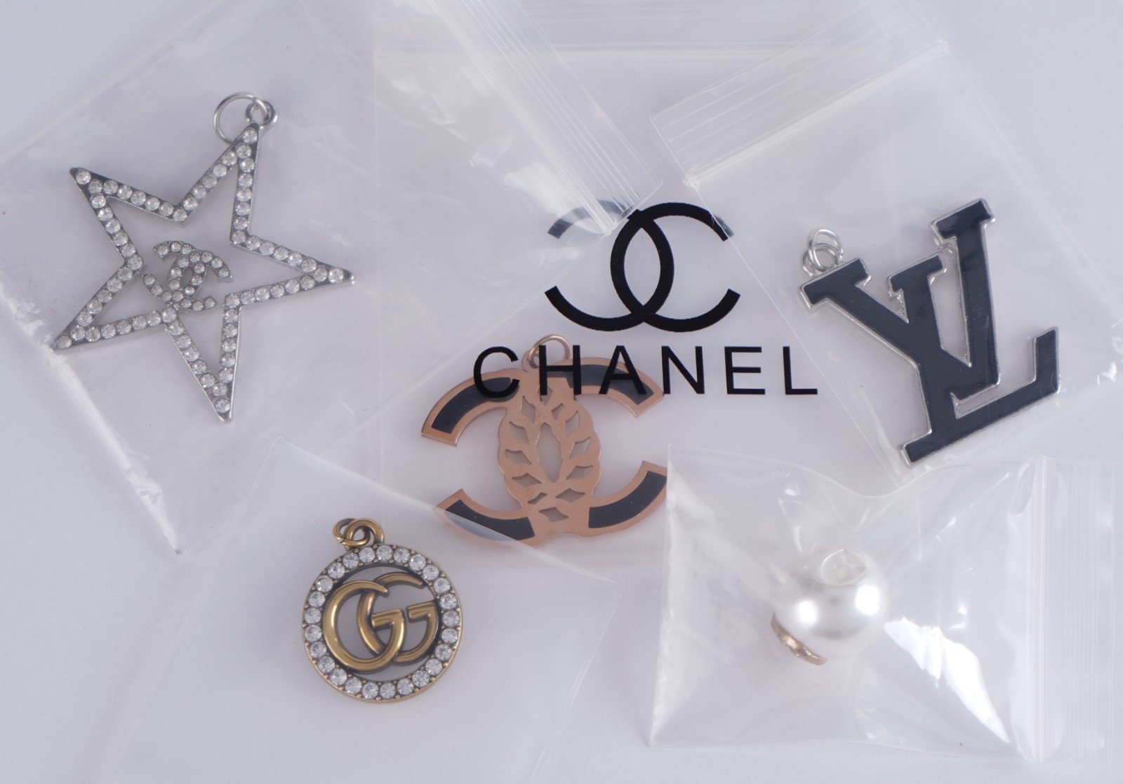 GUCCI 2 mix BUTTONS  gold tone, METAL  THIS IS FOR 5