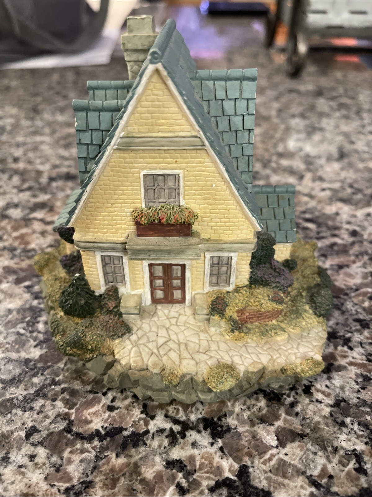 Olde England\'s Classic Cottages Yorkshire House Resin Collectible Figure Decor