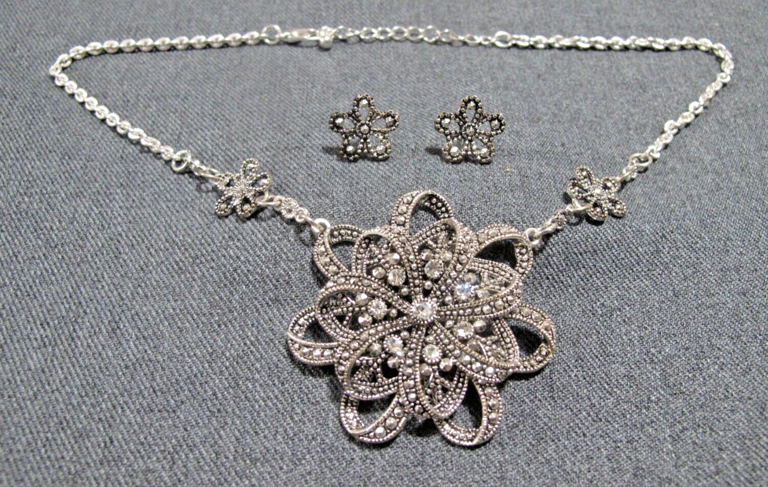 Clear rhinestones silvertone flower medallion chain necklace + stud earrings *
