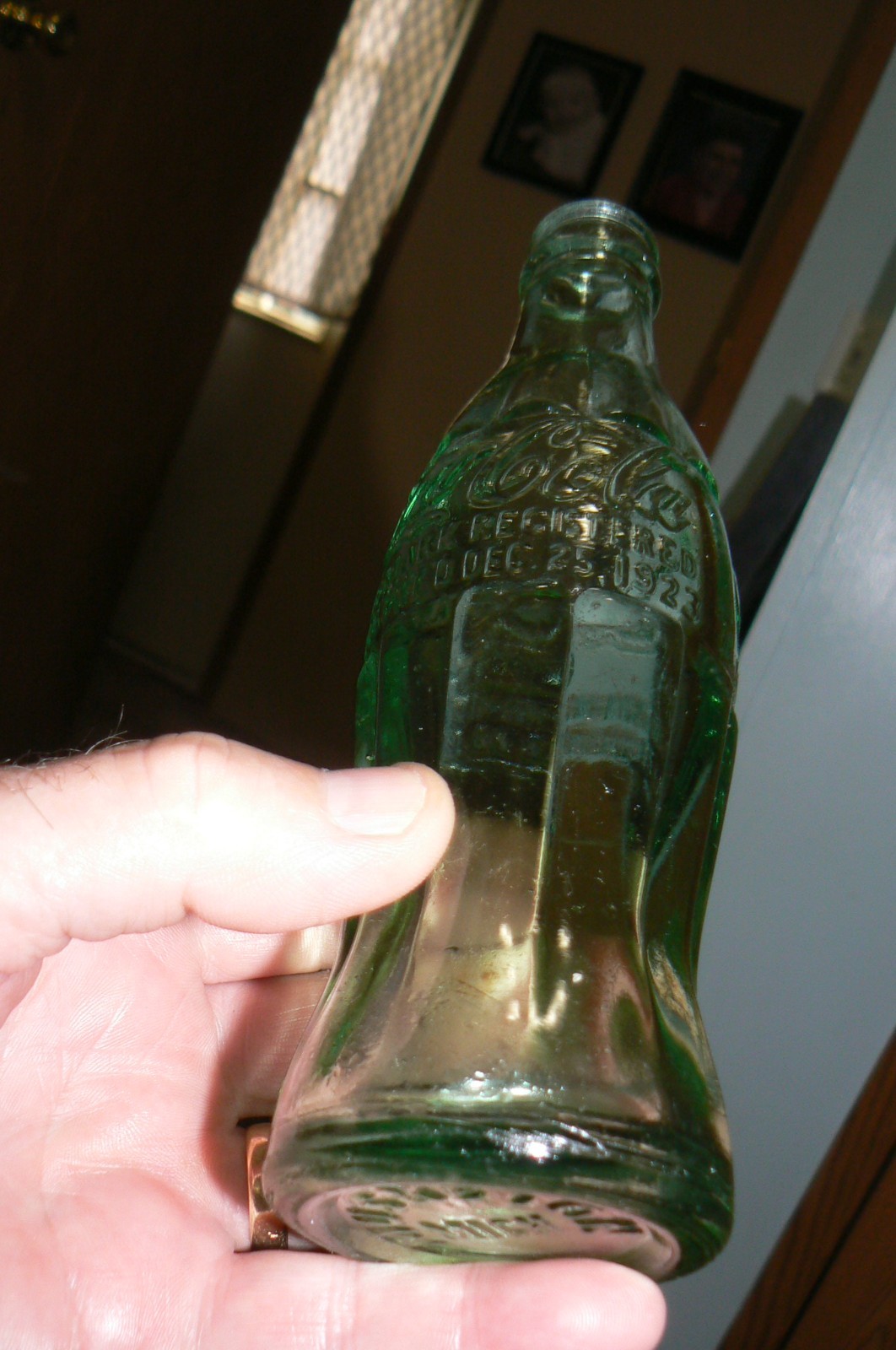 RARE NEAR MINT OWENS ILLINOIS 1937- DEC 25 1923 Coca-Cola Bottle Muskegon, Mich.