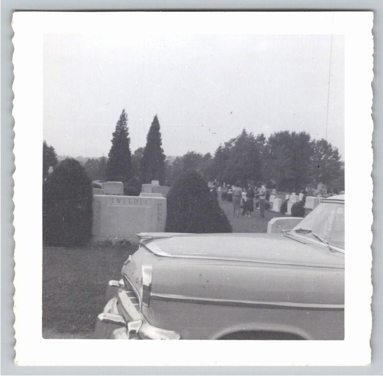 1950s Classic Car Hood Tweedle Cemetery Graveyard Vintage B&W Photo Snapshot 1950s Classic Car Hood Tweedle Cemetery Graveyard Vintage B&W Photo Snapshot