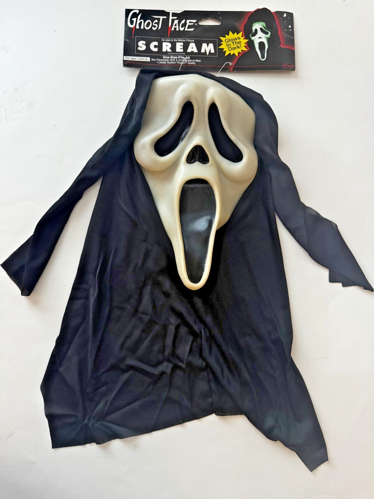 NWT  Vintage 1997 Easter Unlimited Fun World DIV Ghost Face Scream Mask 9206 GLO