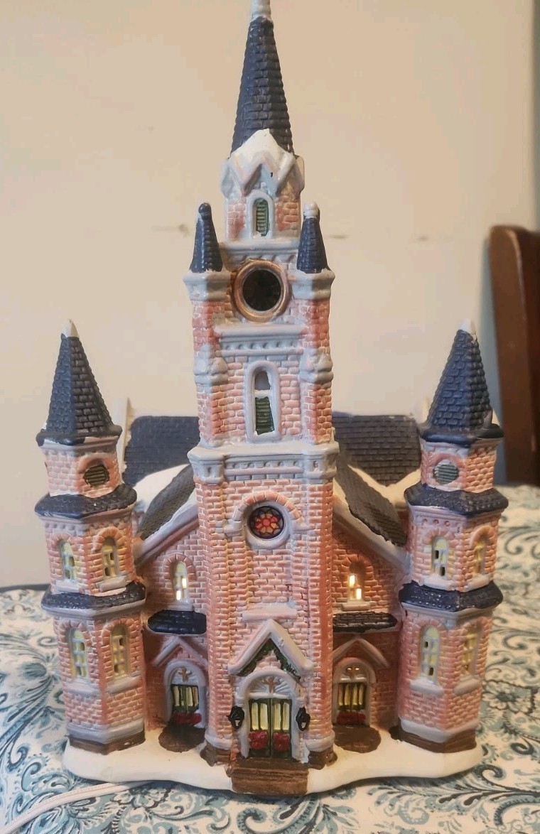 Vintage BEAUTIFUL  VICTORIAN CHURCH  LIGHTED CHRISTMAS VILLAGE HOUSE  Works