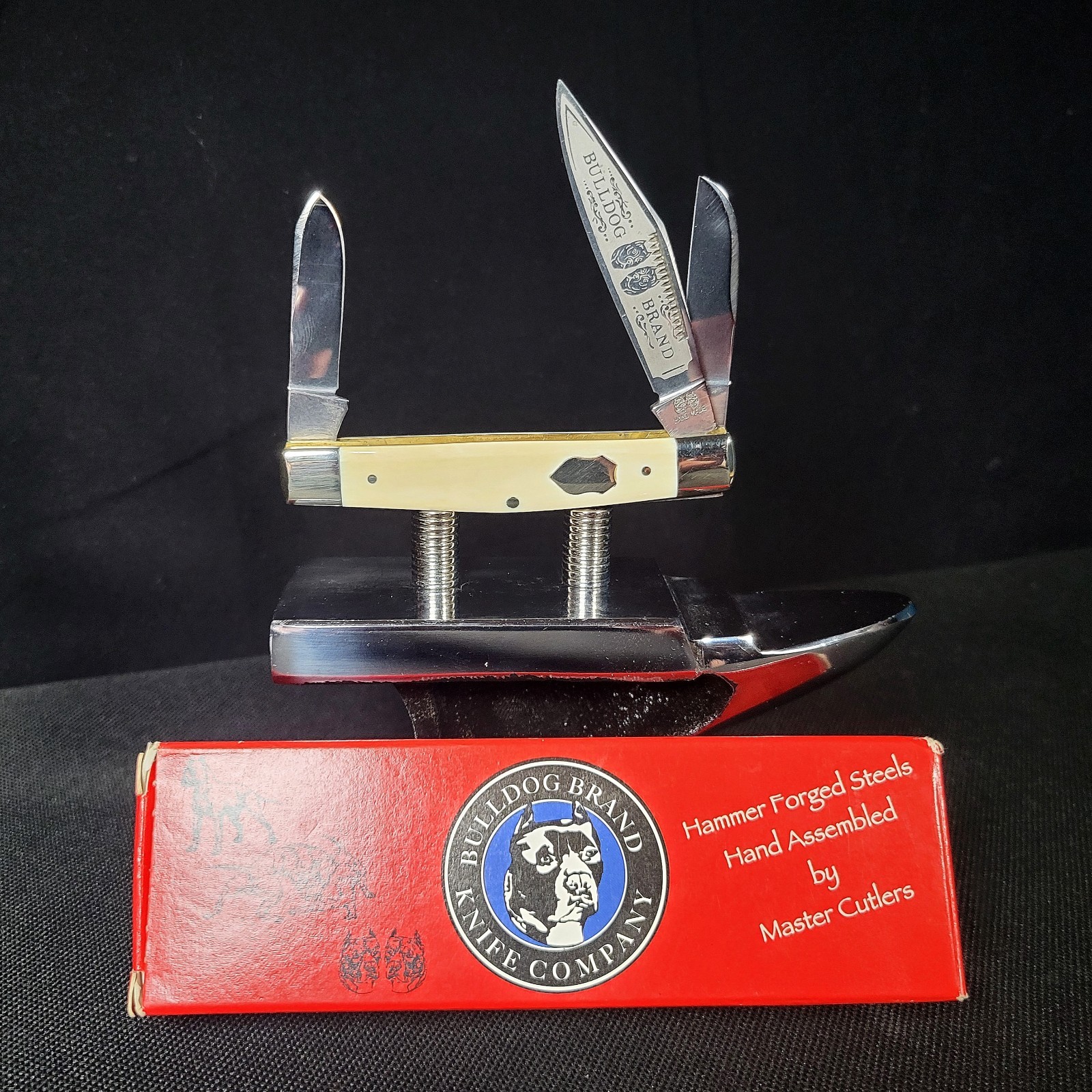 2005 Bulldog White Fossil 3-Blade 3.6\