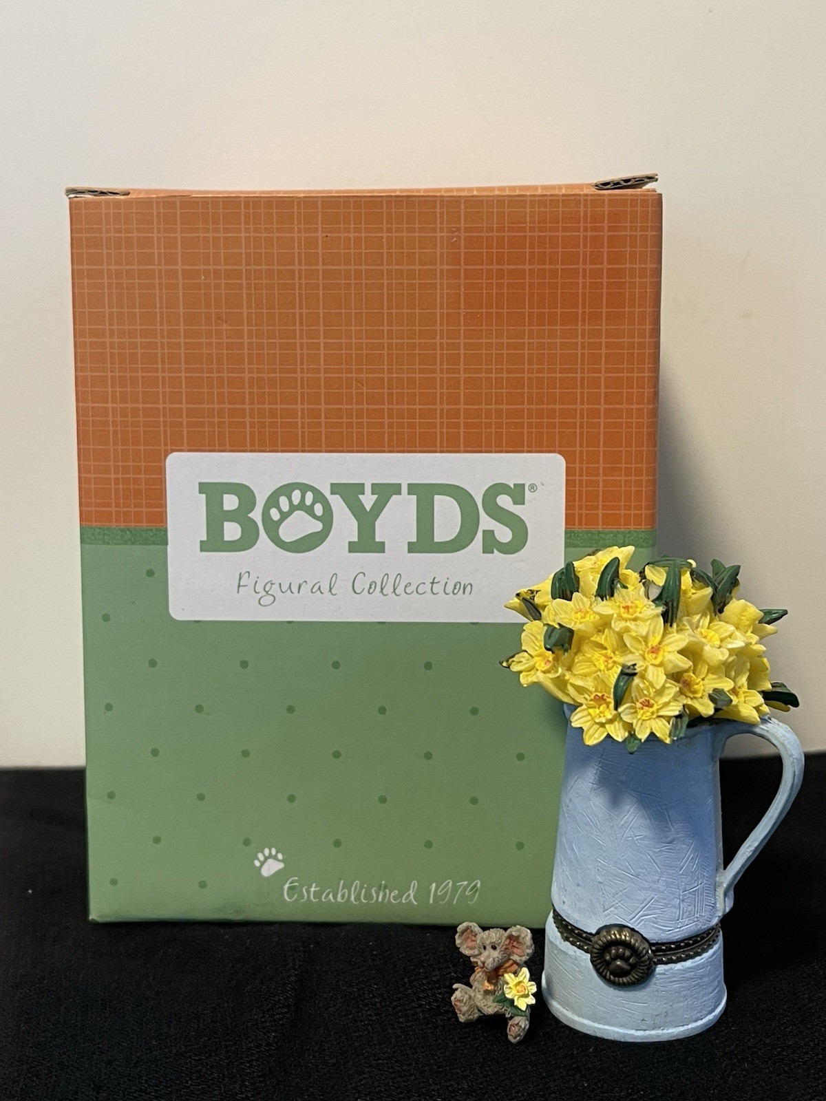 Rare Boyd’s Figural Collection April’s Bouquet with Sunny McNibble Treasure Box
