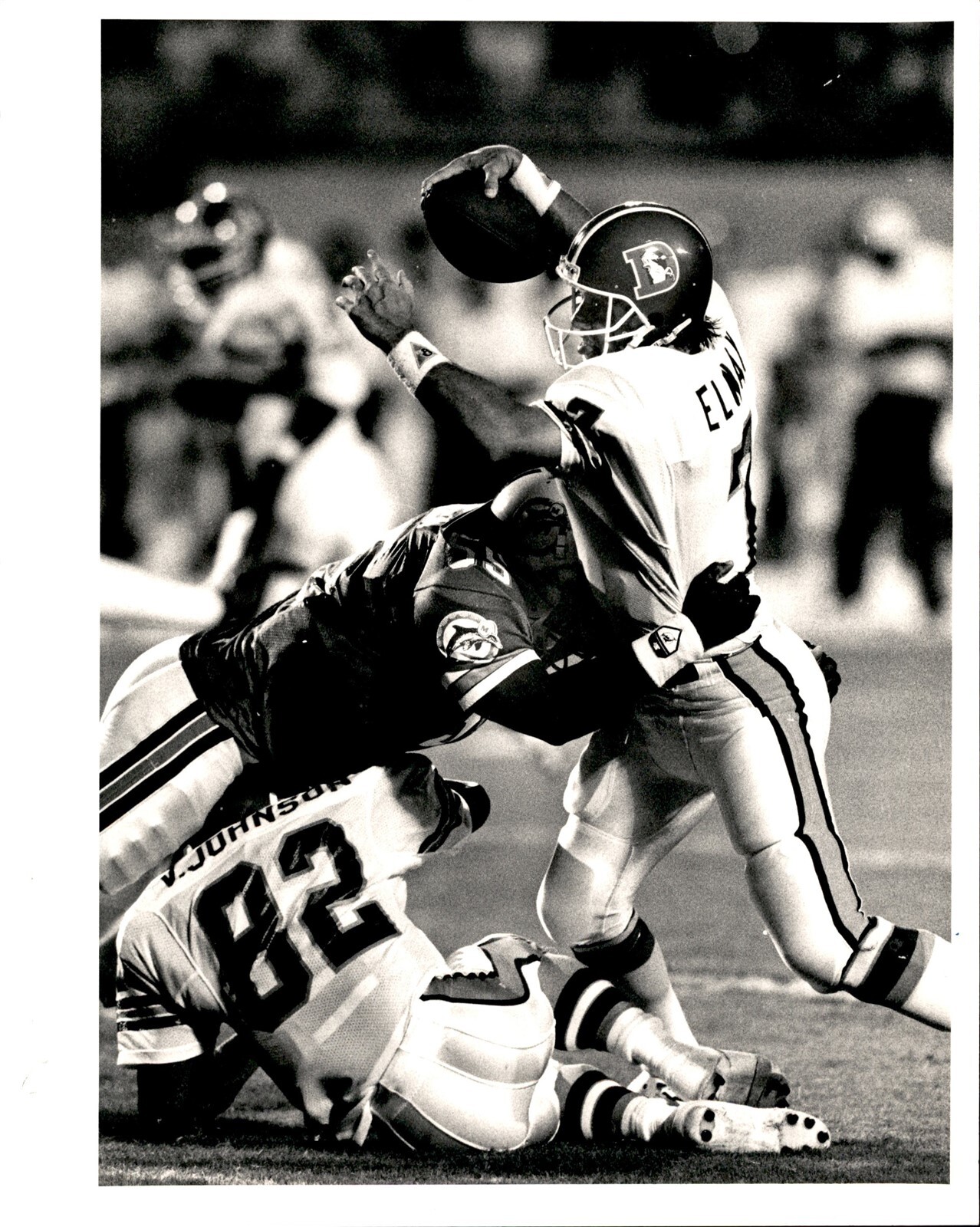 LD283 1988 Original Photo DOLPHINS HUGH GREEN TACKLES DENVER BRONCOS JOHN ELWAY