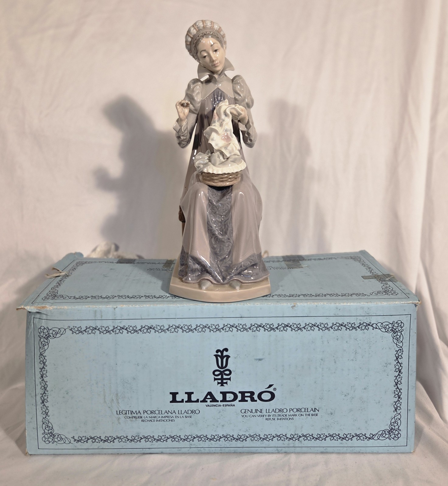 Lladro 5126 Sewing A Trousseau Mint Condition W/ Original Box Retired
