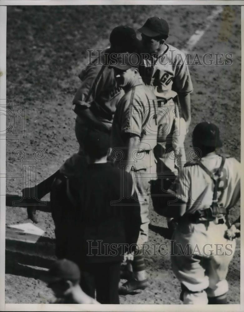1938 Press Photo Stanley Hack of Cubs score on a homer against the Giants.