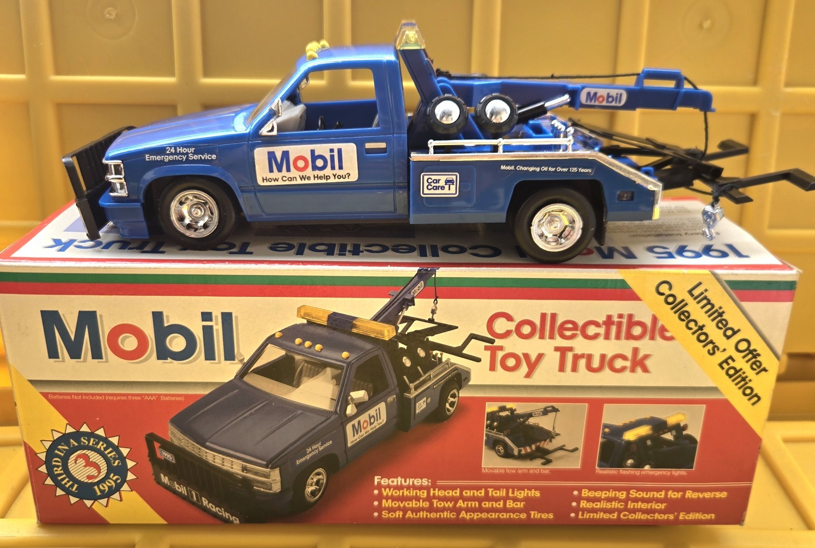 1995 Mobil Collectible Toy Wrecker Tow Truck 1:24 Scale Limited Edition (W1)