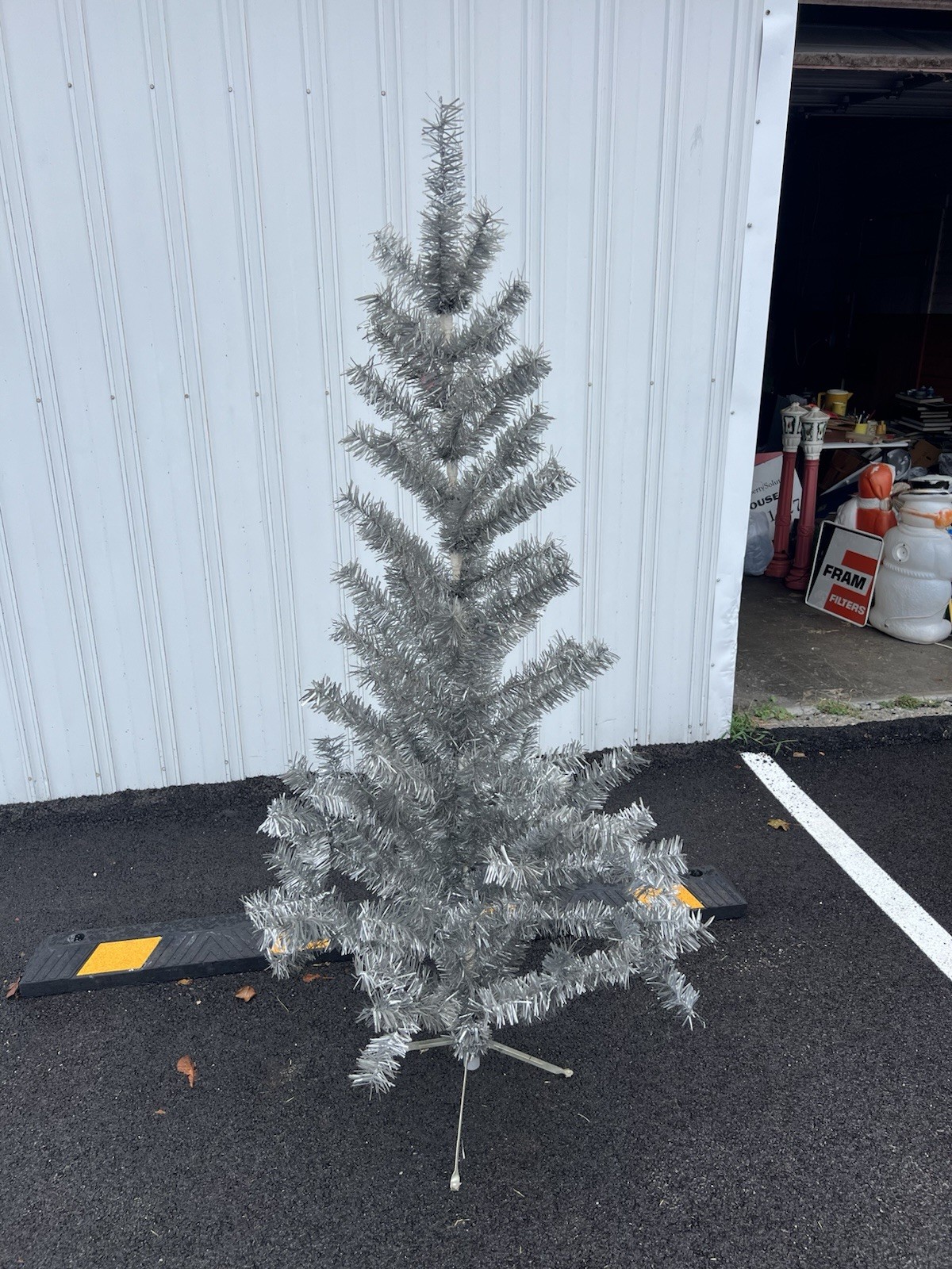 Beautiful 1950S 6 Foot Aluminum Christmas Tree With Stand. Beautiful 1950S 6 Foot Aluminum Christmas Tree With Stand.