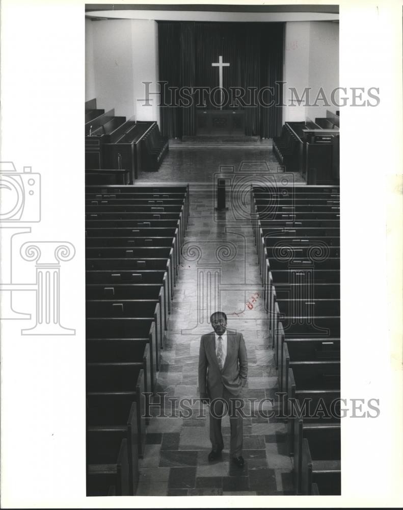 1990 Press Photo Reverend Isaac Bivens in Lawless Chapel at Dillard University 1990 Press Photo Reverend Isaac Bivens in Lawless Chapel at Dillard University