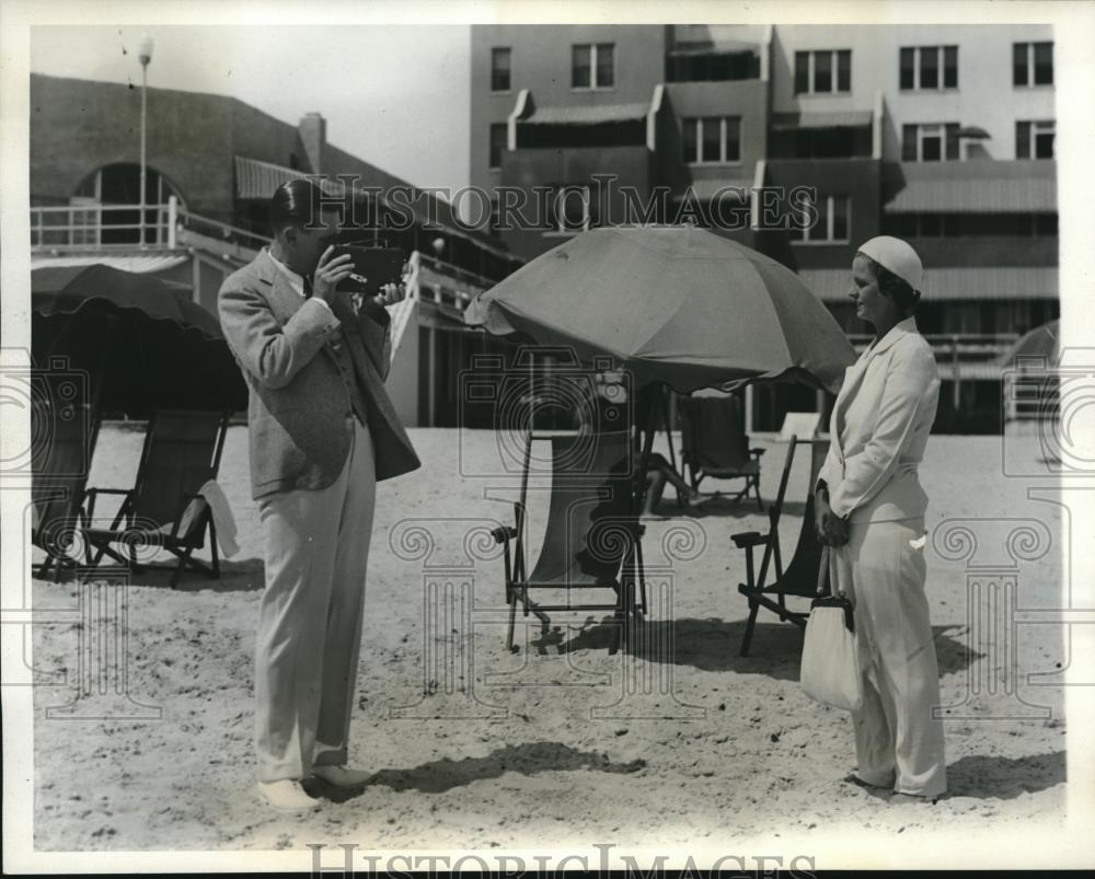 1932 Press Photo W.D. Carmichael & wife at Atlantic Beach in NY - nec04953