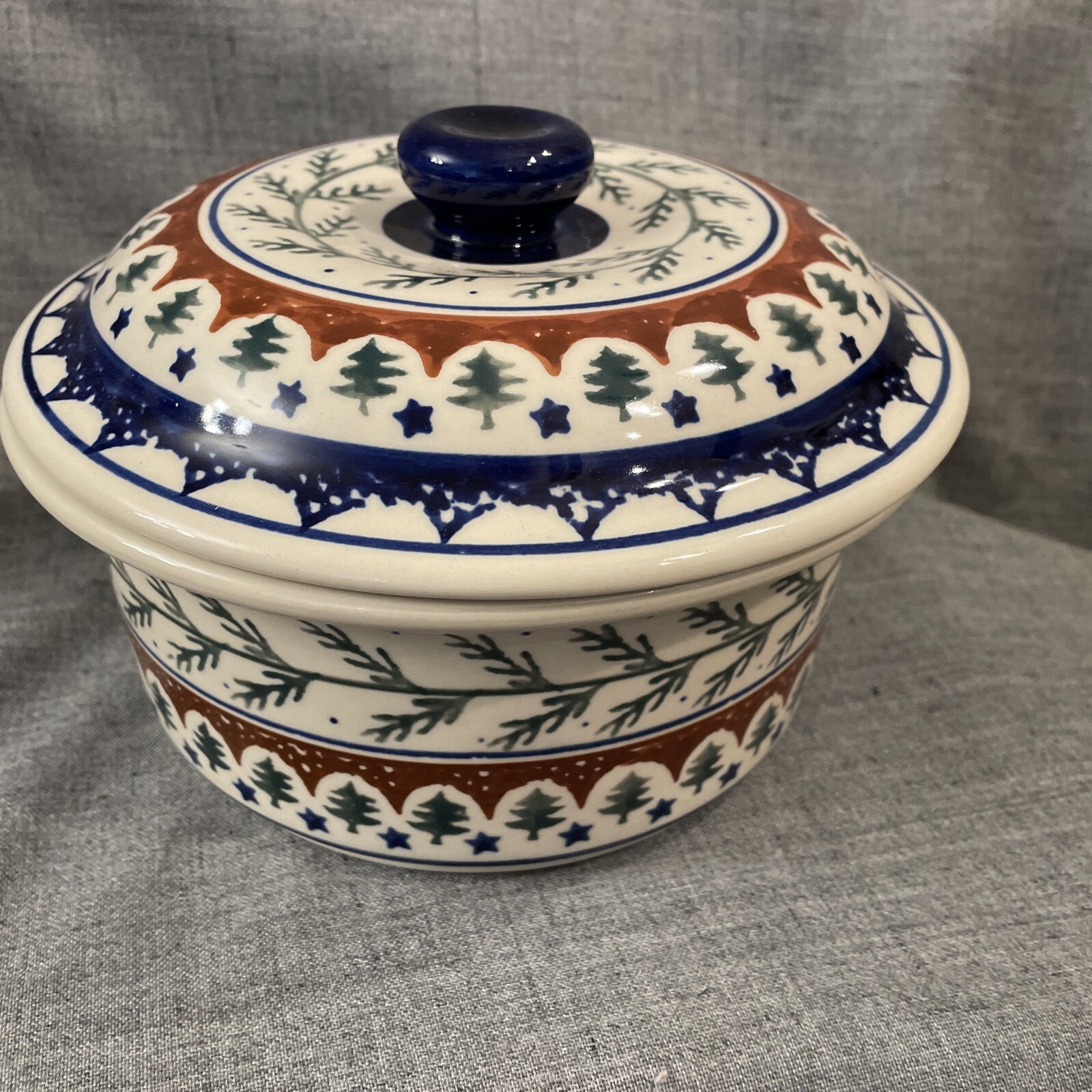 Polish Bolslawiec Handmade Pottery Covered Casserole Dish Pine Boughs Winter EUC